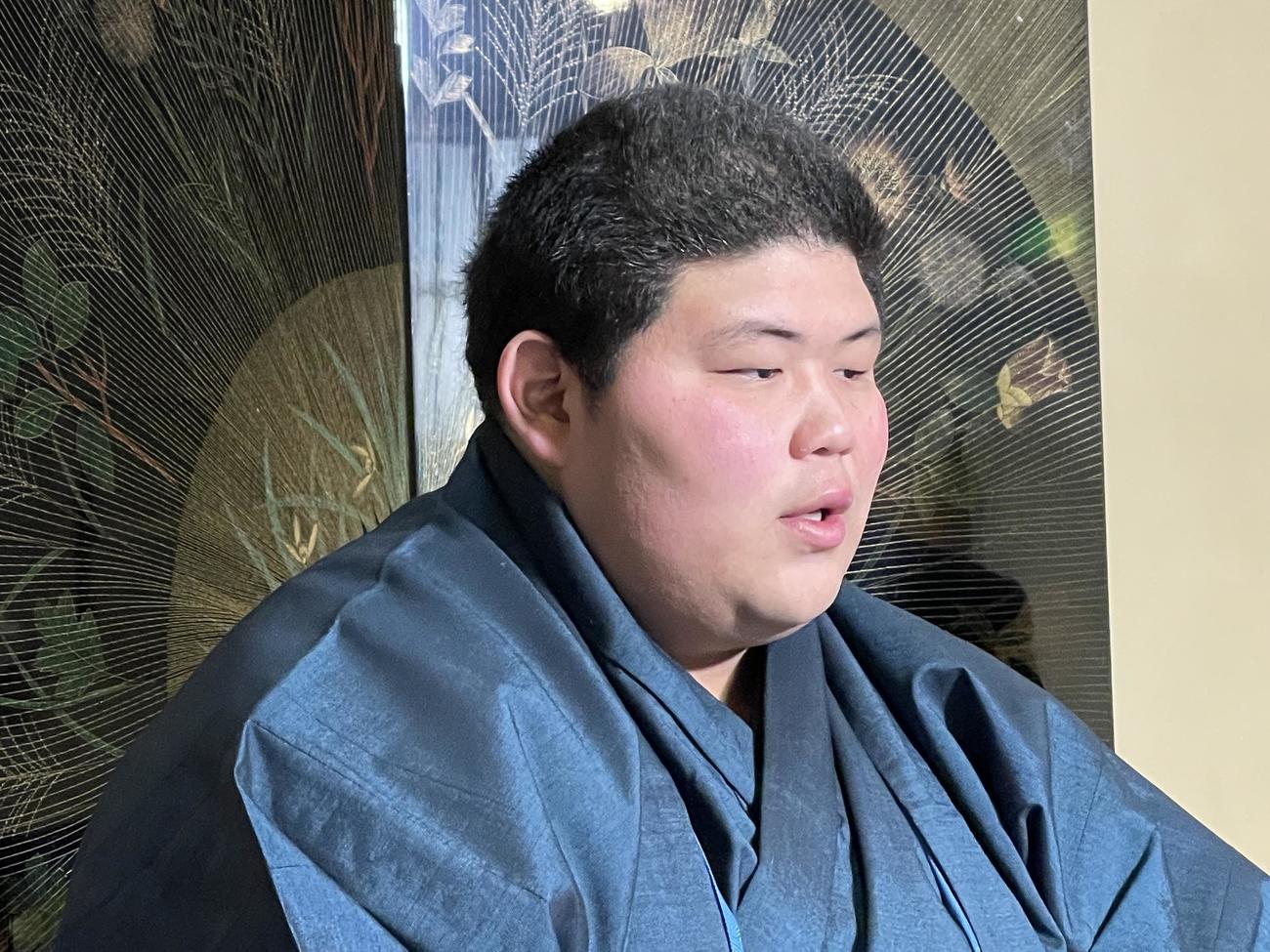 新十両会見に臨んだ落合（日本相撲協会提供）