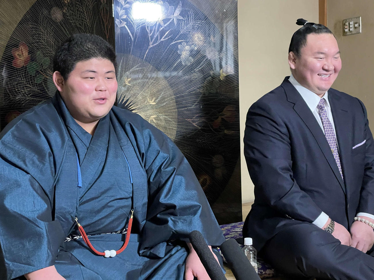 右から師匠の宮城野親方と新十両会見に臨む落合（日本相撲協会提供）