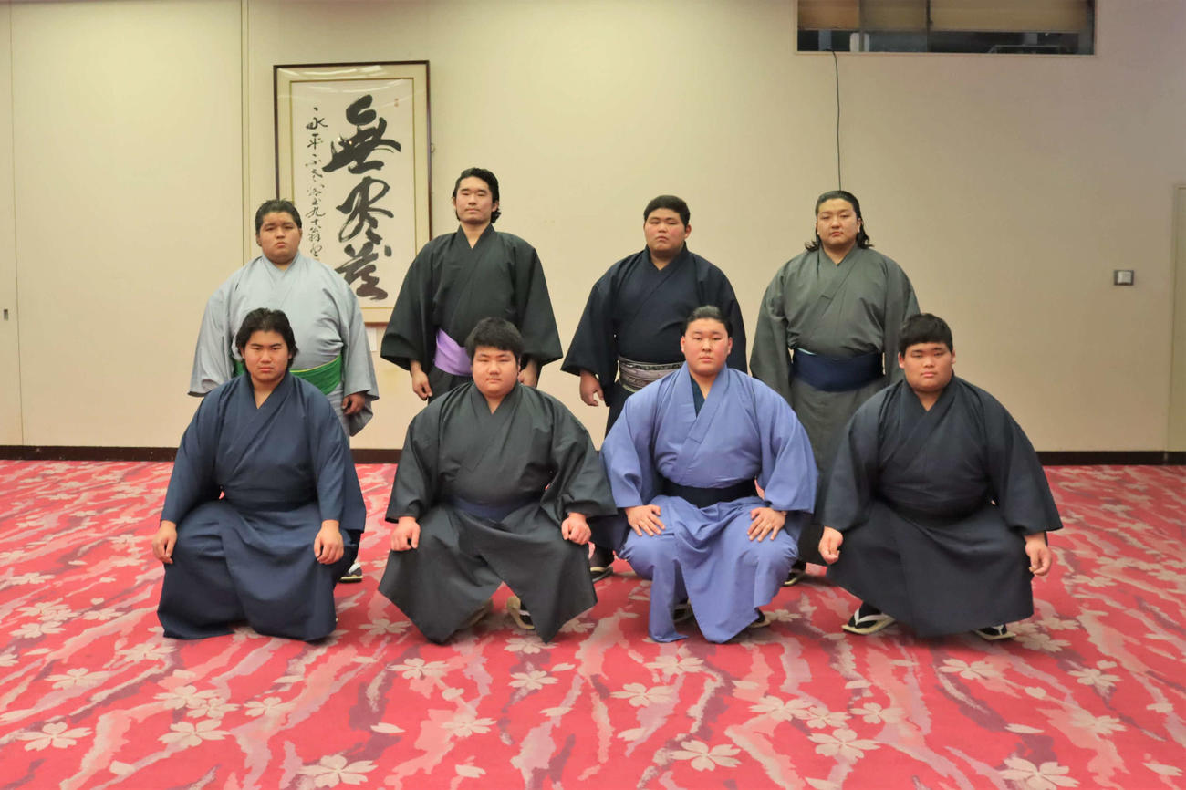 相撲教習所に入所した落合（後列左から3人目）ら（日本相撲協会提供）