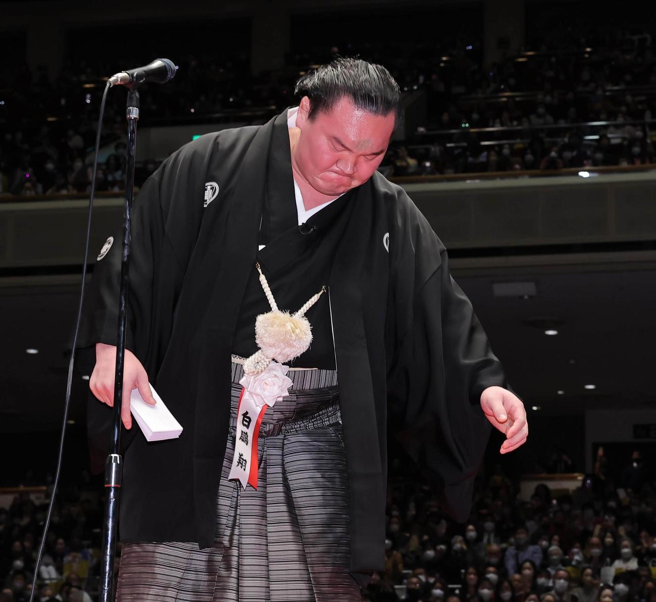 大相撲　宮城野親方引退相撲　断髪式を終え、土俵の土に額を付けて引き揚げた宮城野親方（元横綱・白鵬）（代表撮影）