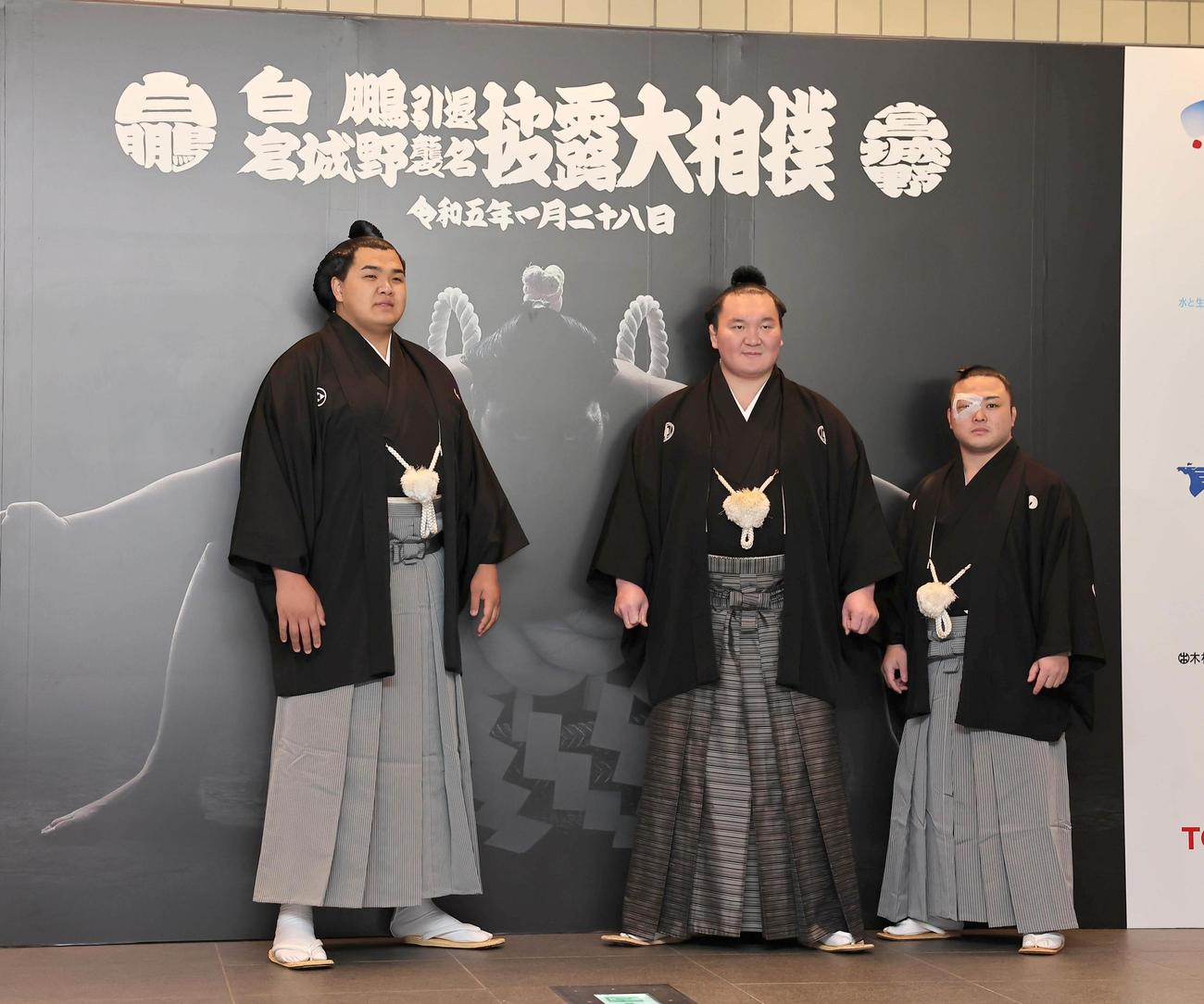 大相撲　宮城野親方引退相撲　ポスターの前で記念撮影する、左から北青鵬、宮城野親方（元横綱・白鵬）、炎鵬（代表撮影）