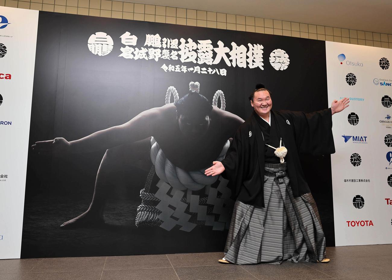 大相撲　宮城野親方引退相撲　自身のポスターの前で四股のポーズで記念撮影をする宮城野親方（元横綱・白鵬）（代表撮影）