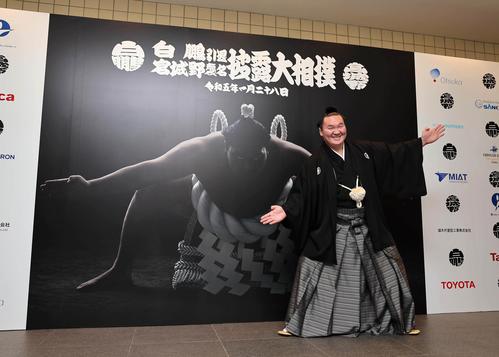市川團十郎、白鵬引退相撲のオープニングセレモニーで歌舞伎披露