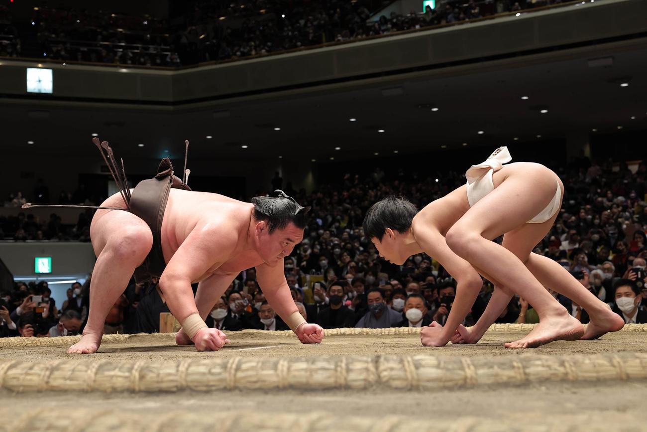 最後の相撲で、長男・眞羽人くんと対戦した宮城野親方（元横綱・白鵬）（代表撮影）