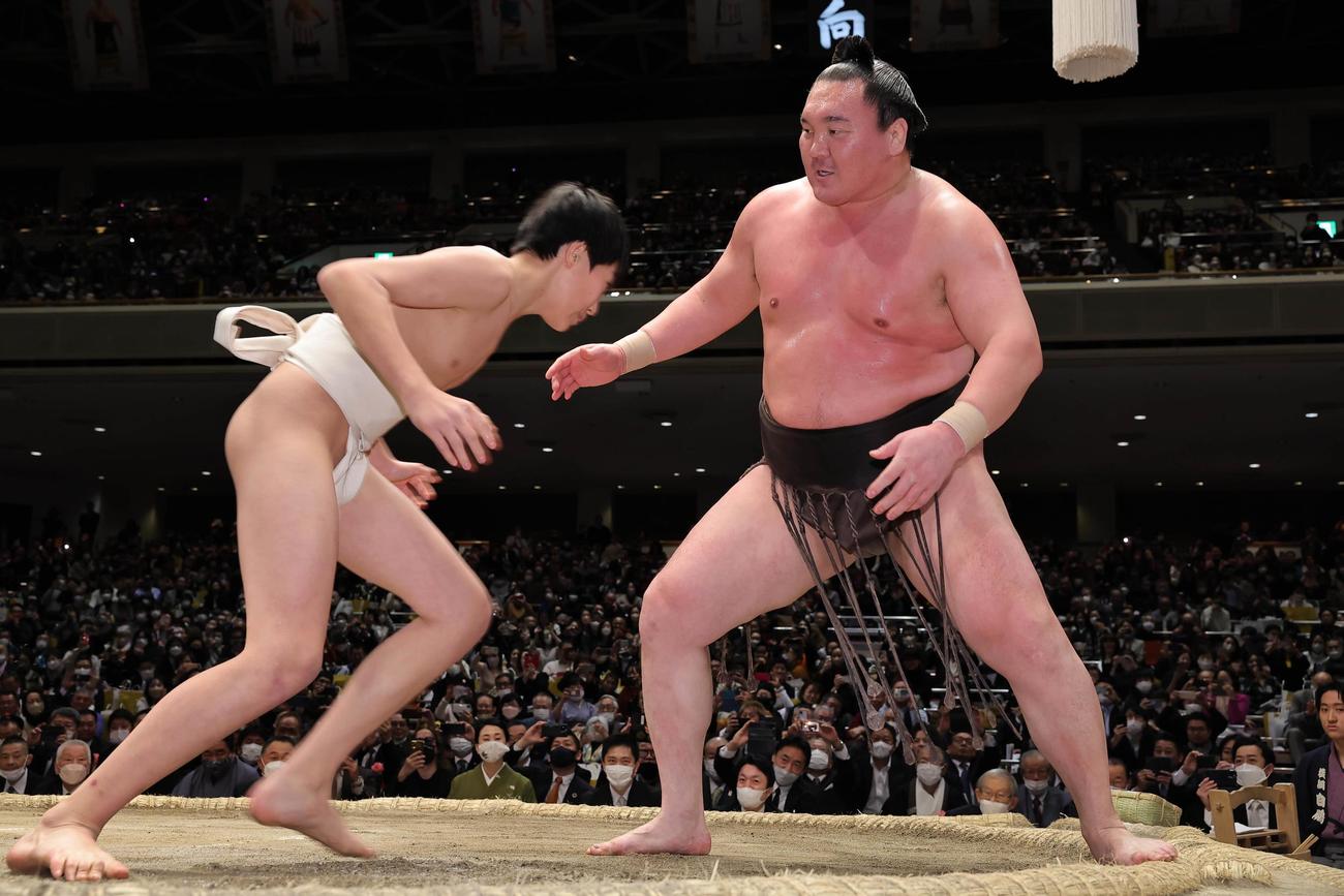 最後の相撲で、長男・眞羽人くんと対戦した宮城野親方（元横綱・白鵬）（代表撮影）