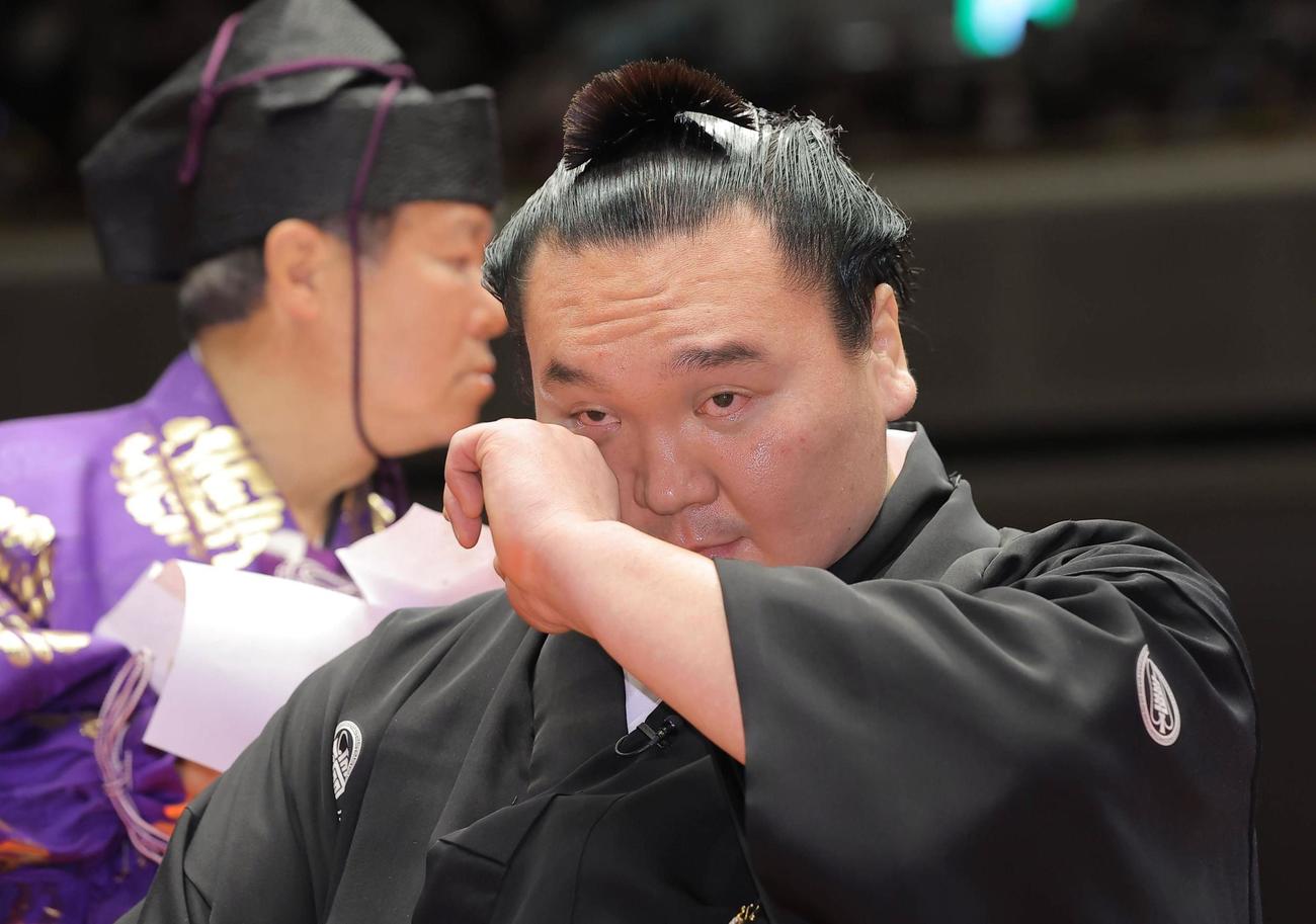 断髪式で涙を拭う元横綱白鵬の宮城野親方＝28日、東京・両国国技館（代表撮影）