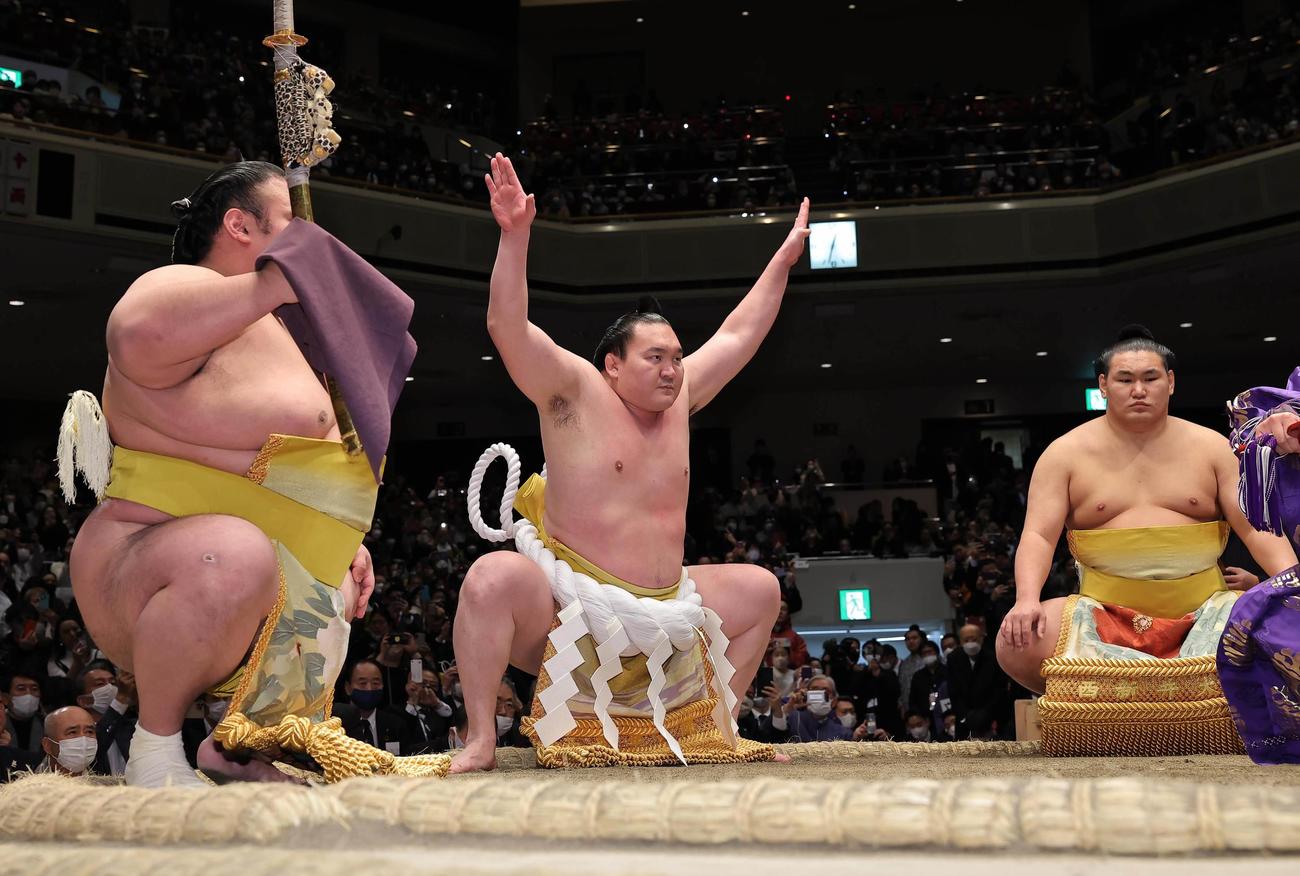 最後の土俵入りをする宮城野親方（元横綱・白鵬）（太刀持ち・貴景勝、露払い・豊昇龍）（代表撮影）