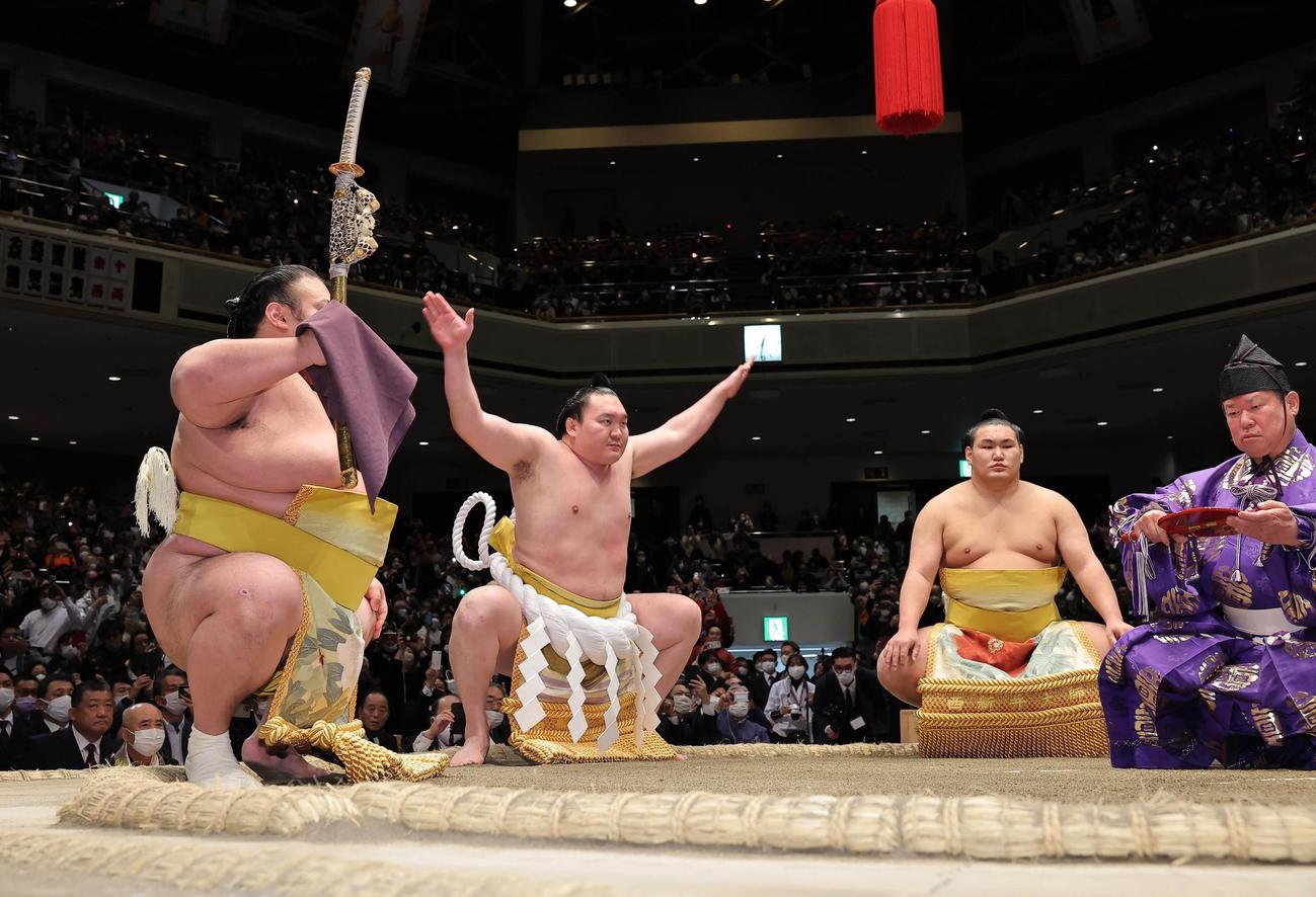最後の土俵入りをする宮城野親方（元横綱・白鵬）（露払い・豊昇龍）（代表撮影）