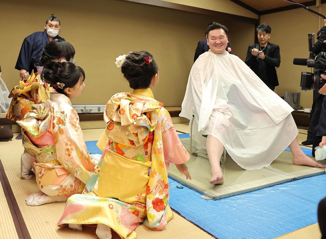 子どもたちに見守られながら整髪する宮城野親方（元横綱・白鵬）（代表撮影）