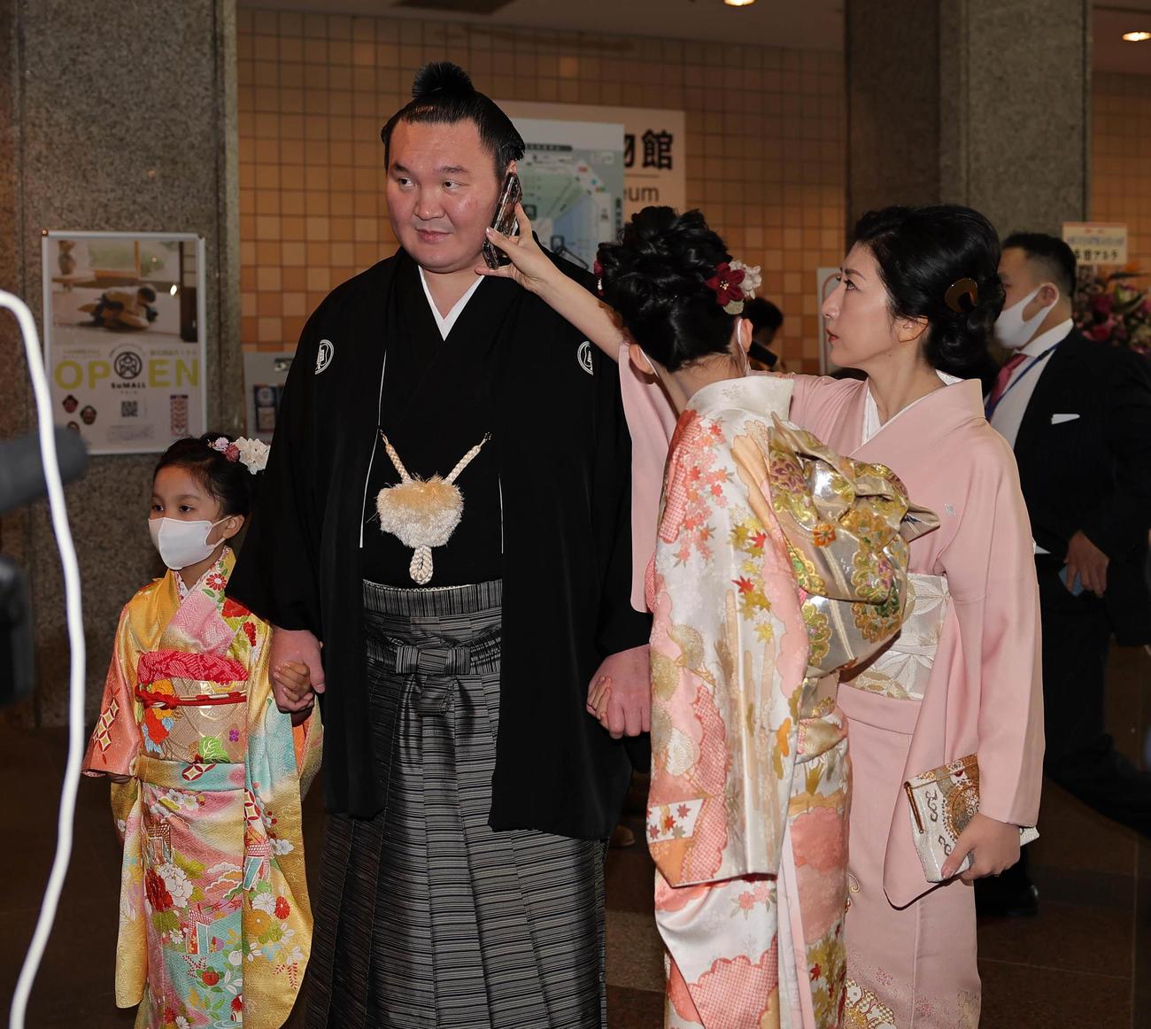 紗代子夫人から電話を受ける宮城野親方（元横綱・白鵬）（代表撮影）