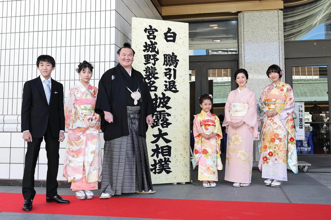 記念撮影をする、左から長男・真羽人（まはと）くん、次女・美羽紗（みうしゃ）ちゃん、宮城野親方（元横綱・白鵬）、三女・真結羽（まゆは）ちゃん、紗代子夫人、長女・愛美羽（あみう）ちゃん（代表撮影）