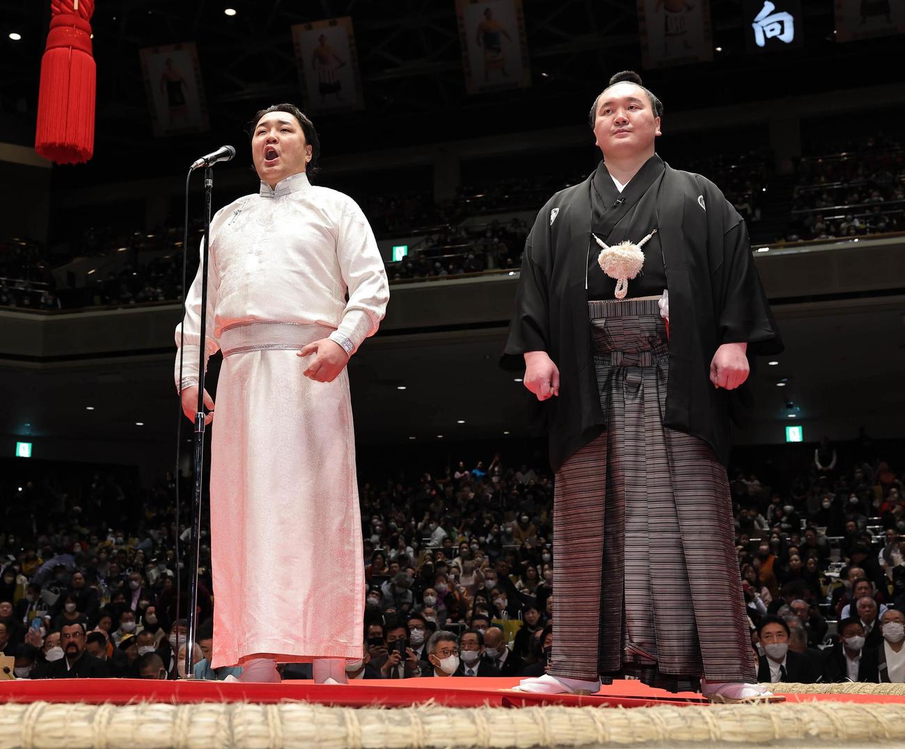 宮城野親方（元横綱・白鵬）の断髪式前にモンゴル国の国歌を斉唱したアリウンバタール・ガンバタールさん（代表撮影）