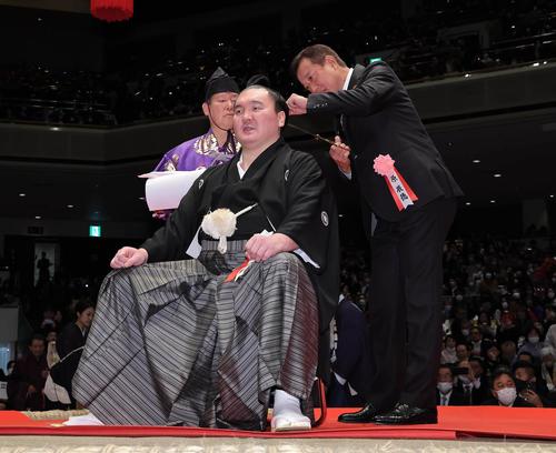 テディベア　限定非売品　元横綱白鵬（宮城野親方）バージョン 元横綱白鵬の宮城野親方、断髪式に巨人原監督「ご苦労さまでした