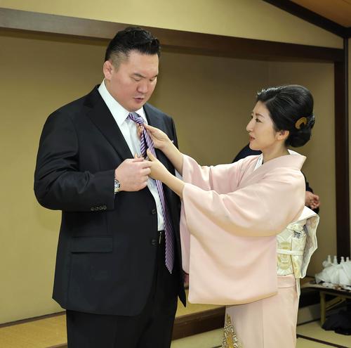 元横綱白鵬の宮城野親方、断髪式に巨人原監督「ご苦労さまでした