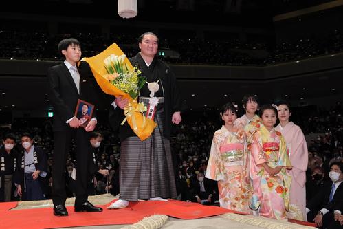 元横綱白鵬の宮城野親方、断髪式に巨人原監督「ご苦労さまでした