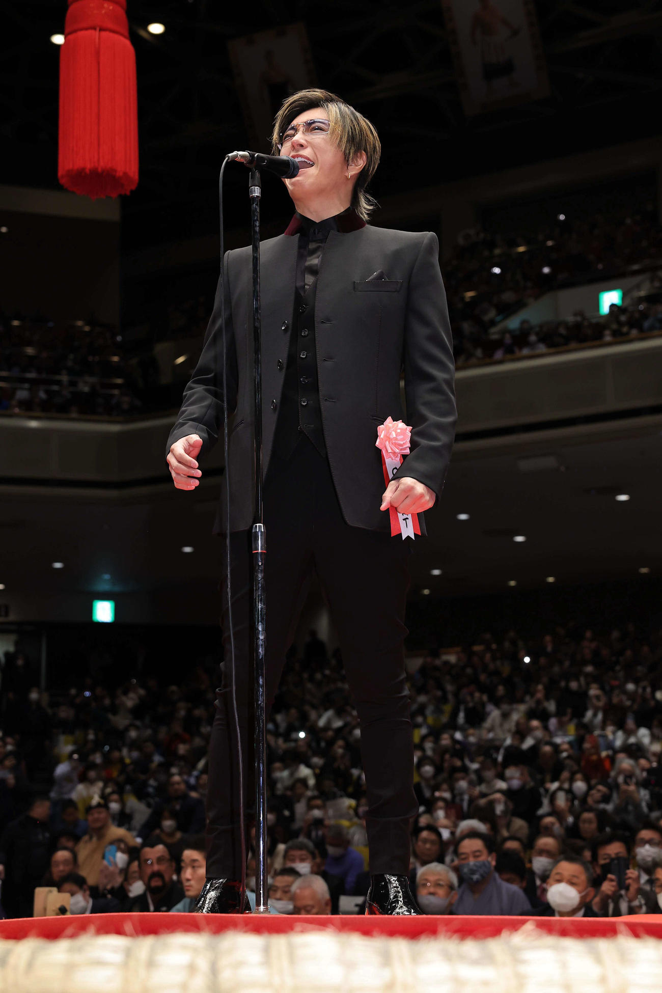 宮城野親方（元横綱・白鵬）の断髪式前に国歌斉唱したGACKT（代表撮影）