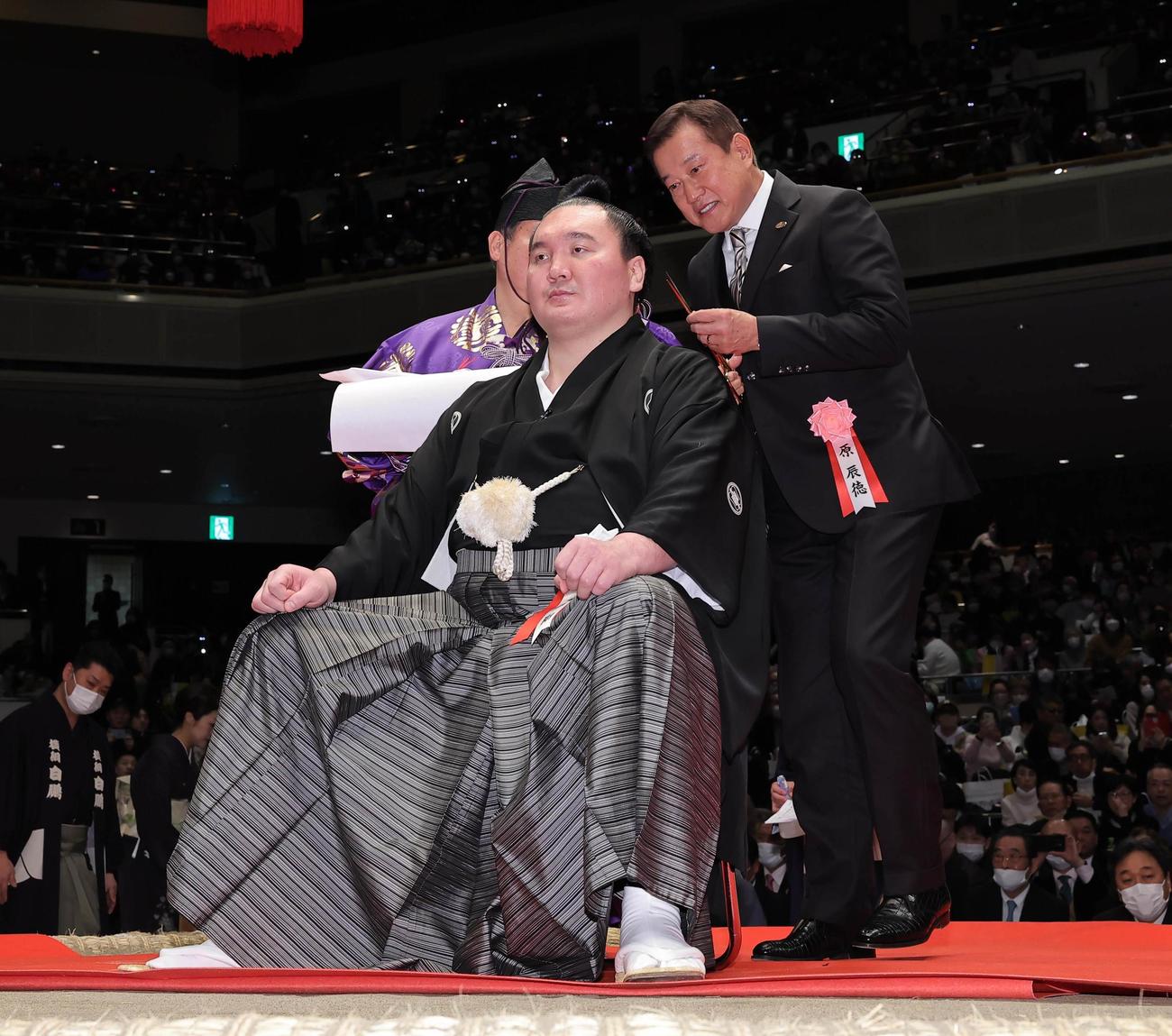 宮城野親方引退相撲　断髪式で、宮城野親方（元横綱・白鵬）のマゲにハサミを入れる原辰徳監督（代表撮影）