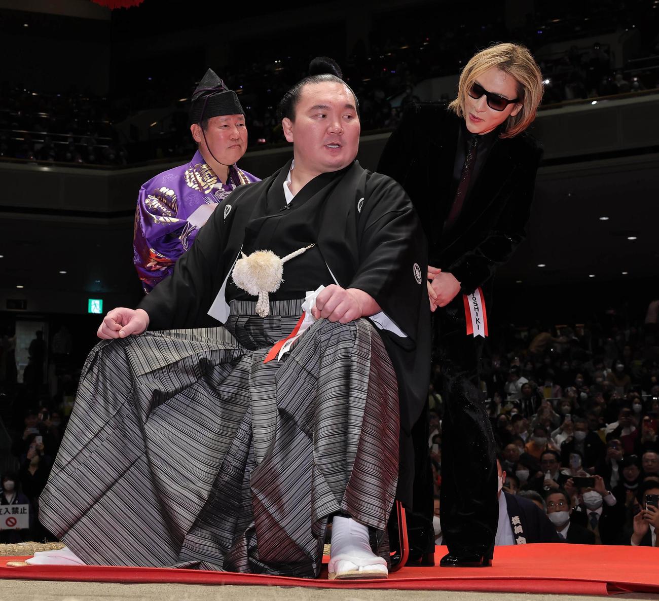 宮城野親方引退相撲　断髪式で、宮城野親方（元横綱・白鵬）のマゲにハサミを入れるYOSHIKI（代表撮影）