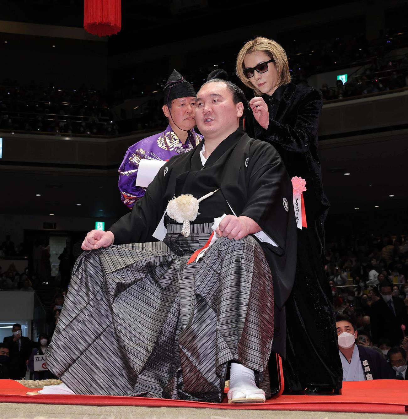 断髪式で、宮城野親方（元横綱・白鵬）のマゲにハサミを入れるYOSHIKI（代表撮影）