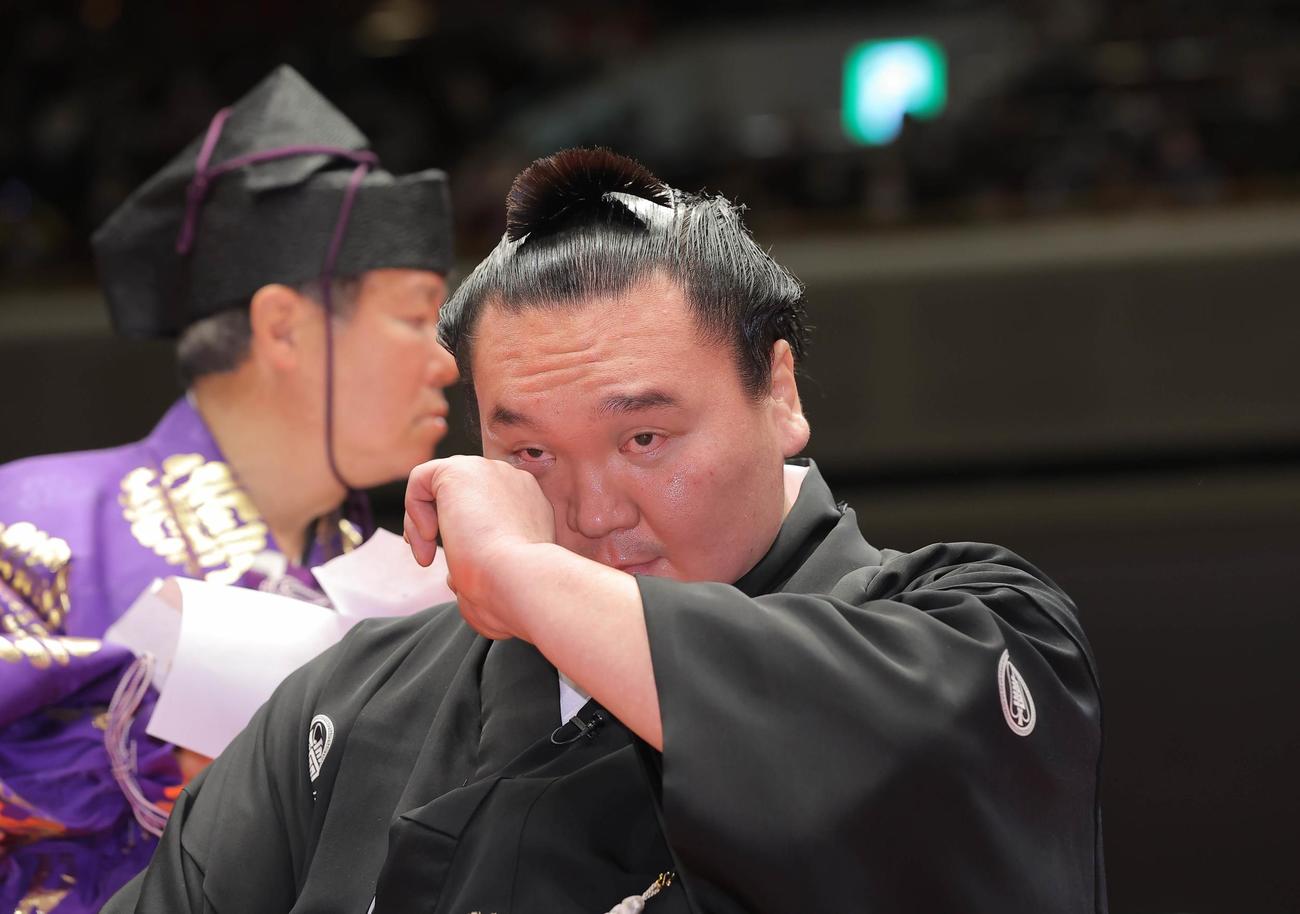 断髪式の途中、涙を流す宮城野親方（元横綱・白鵬）（代表撮影）