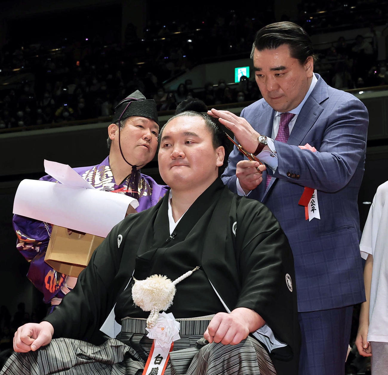 元横綱白鵬の宮城野親方の断髪式で、はさみを入れる元横綱日馬富士のダワーニャム・ビャンバドルジ氏＝28日、東京・両国国技館（代表撮影