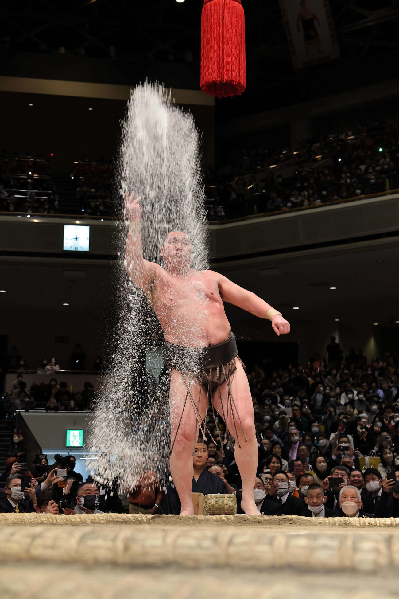 最後の相撲で、長男・眞羽人くんとの取り組み時間いっぱいで豪快に塩をまく宮城野親方（元横綱・白鵬）（代表撮影）