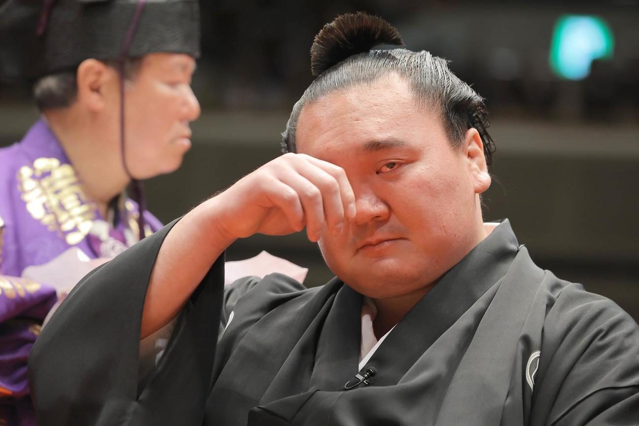 断髪式の途中、涙を流す宮城野親方（元横綱・白鵬）（代表撮影）