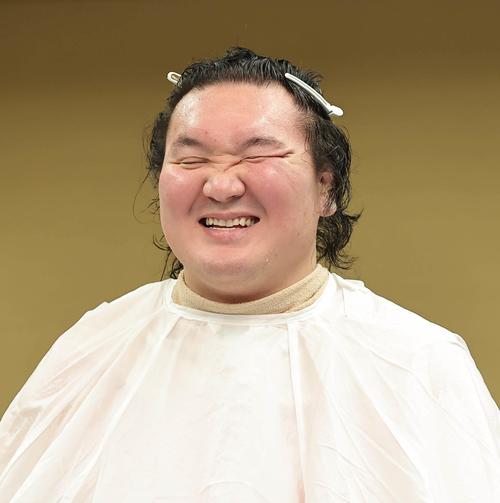元横綱白鵬の宮城野親方三女「私が頭ナデナデ」まげ姿と別れを告げた父