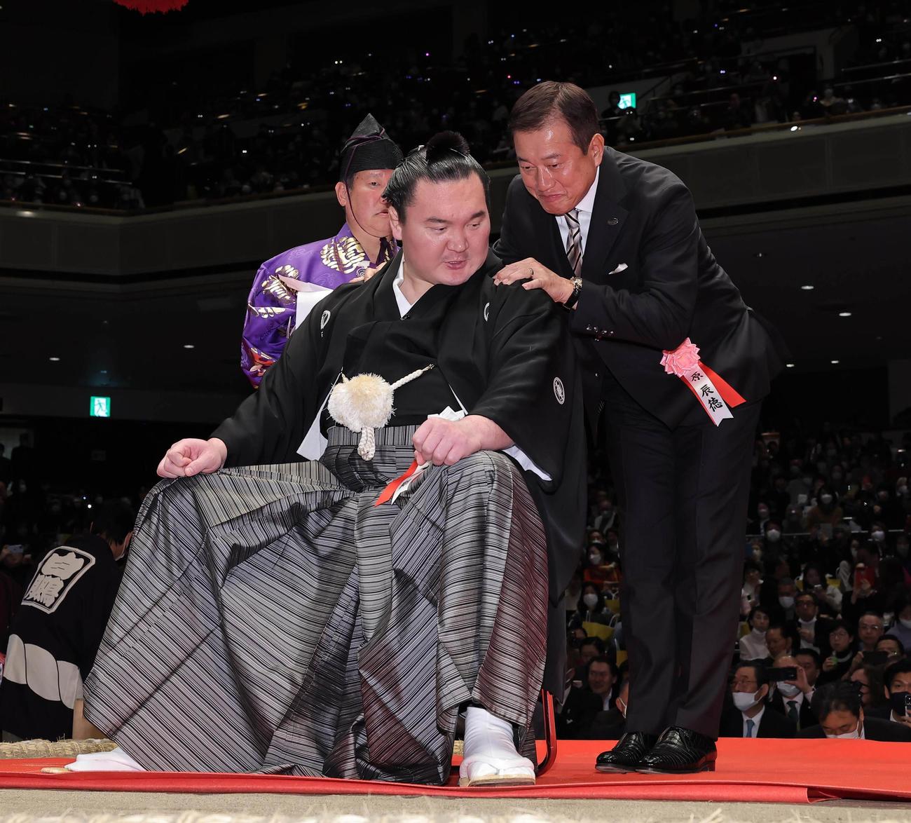 断髪式で、宮城野親方（元横綱・白鵬）のマゲにハサミを入れる原辰徳監督（代表撮影）