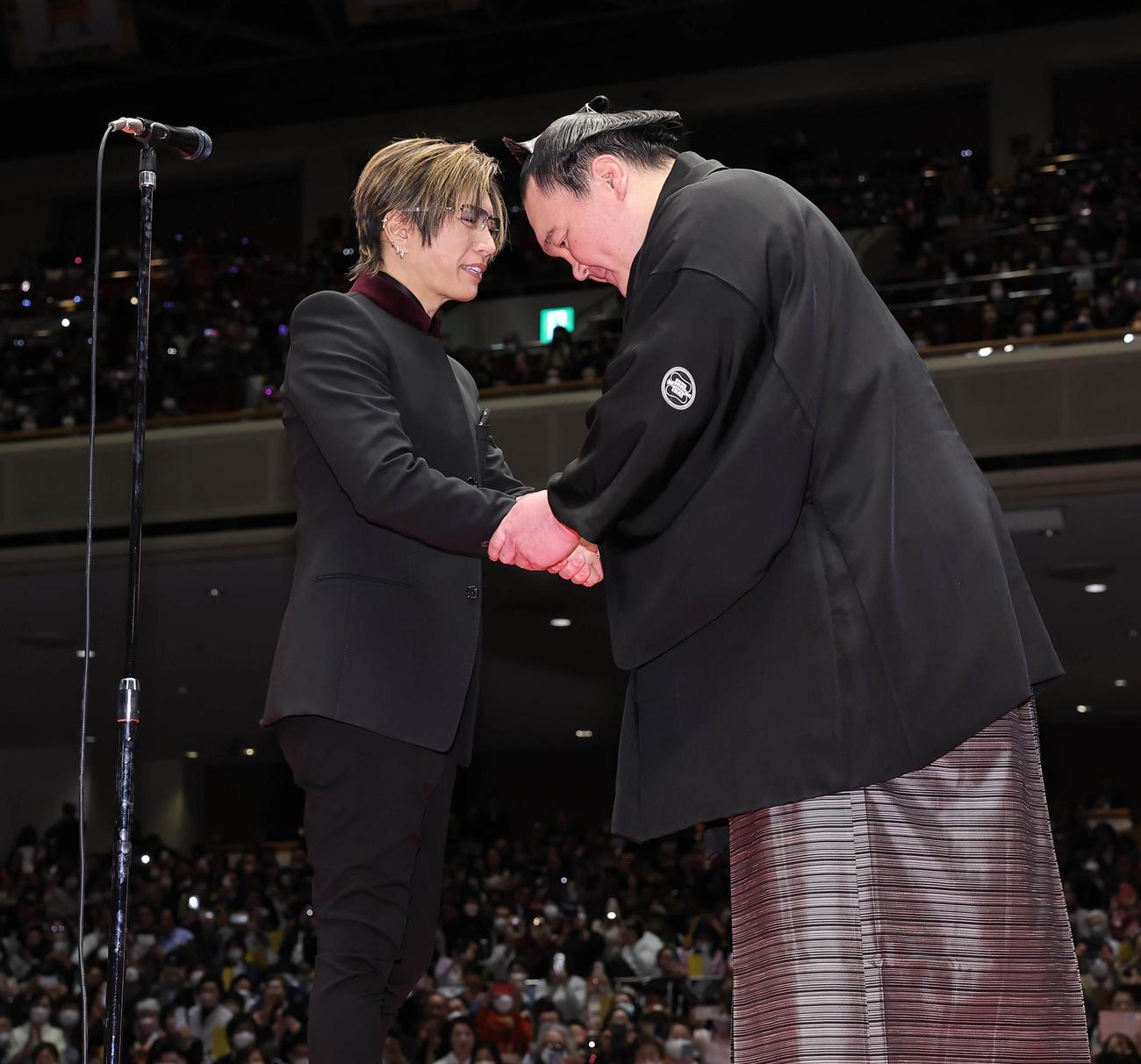 宮城野親方（元横綱・白鵬）の断髪式前に国歌斉唱したGACKT（代表撮影）