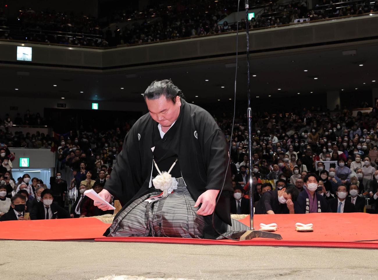 断髪式を終えて、土俵の土に額を付けて引き揚げた宮城野親方（元横綱・白鵬）（代表撮影）