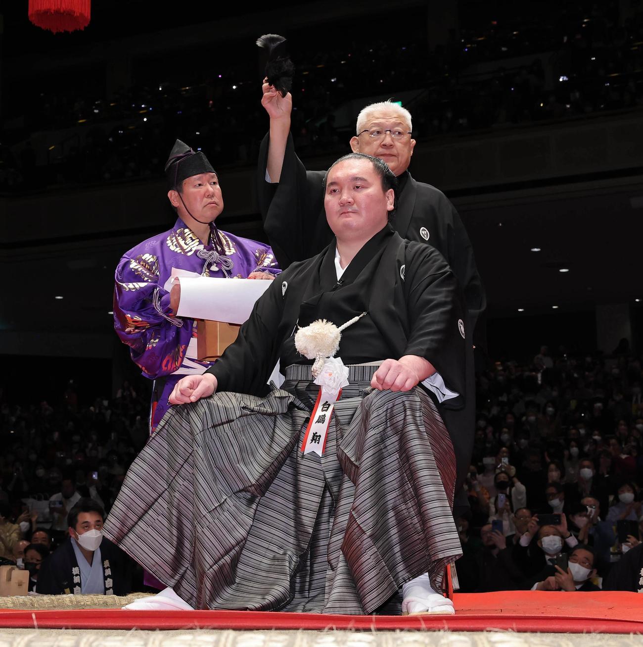 宮城野親方（元横綱・白鵬）の断髪式の最後、間垣親方が大銀杏にハサミを入れた（代表撮影）