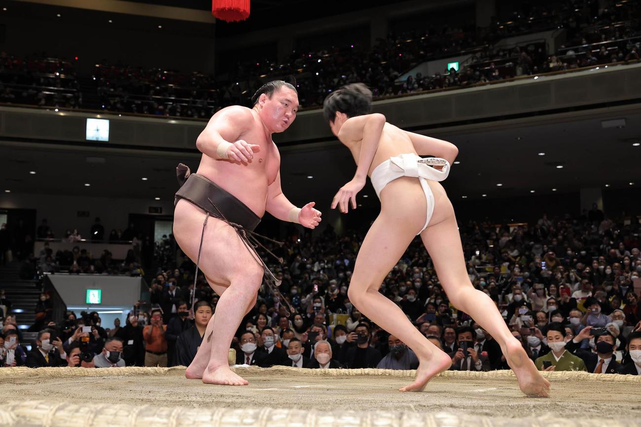 最後の相撲で、長男・眞羽人くんと対戦した宮城野親方（元横綱・白鵬）（代表撮影）