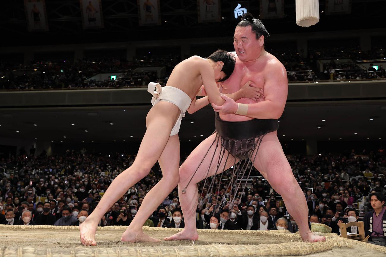 最後の相撲で、長男・眞羽人くんと対戦した宮城野親方（元横綱・白鵬）（代表撮影）
