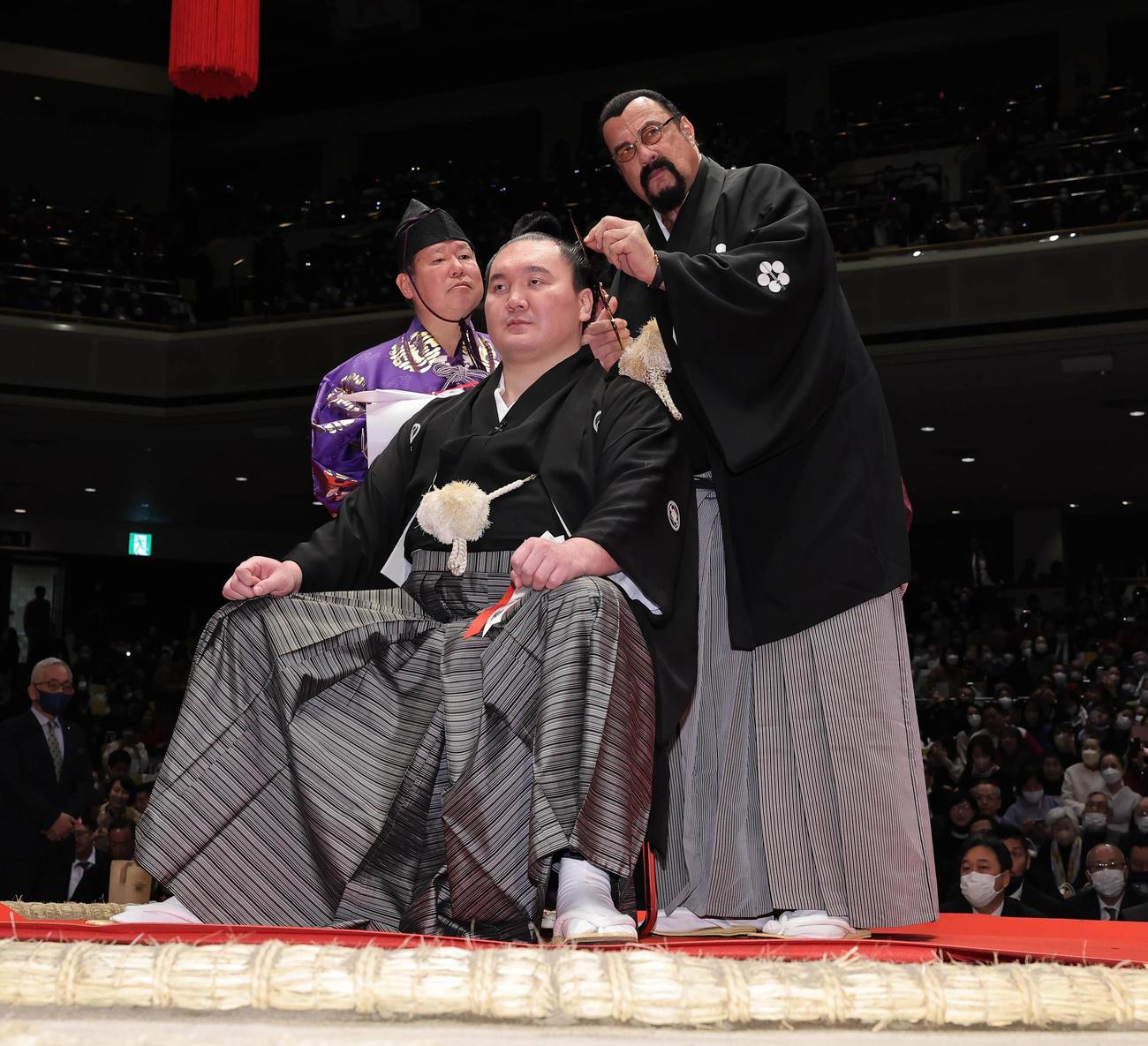 断髪式で、宮城野親方（元横綱・白鵬）のマゲにハサミを入れるスティーヴン・セガール（代表撮影）