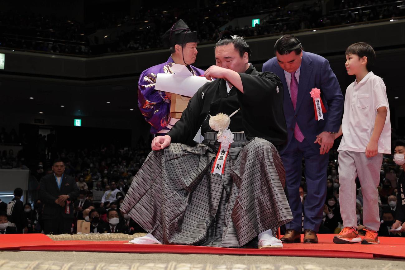 断髪式で、宮城野親方（元横綱・白鵬）に向かって一礼する元横綱・日馬富士のダワーニャム・ビャンバドルジ氏（代表撮影）