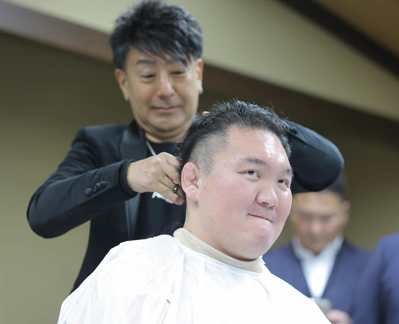 整髪する宮城野親方（元横綱・白鵬）（代表撮影）