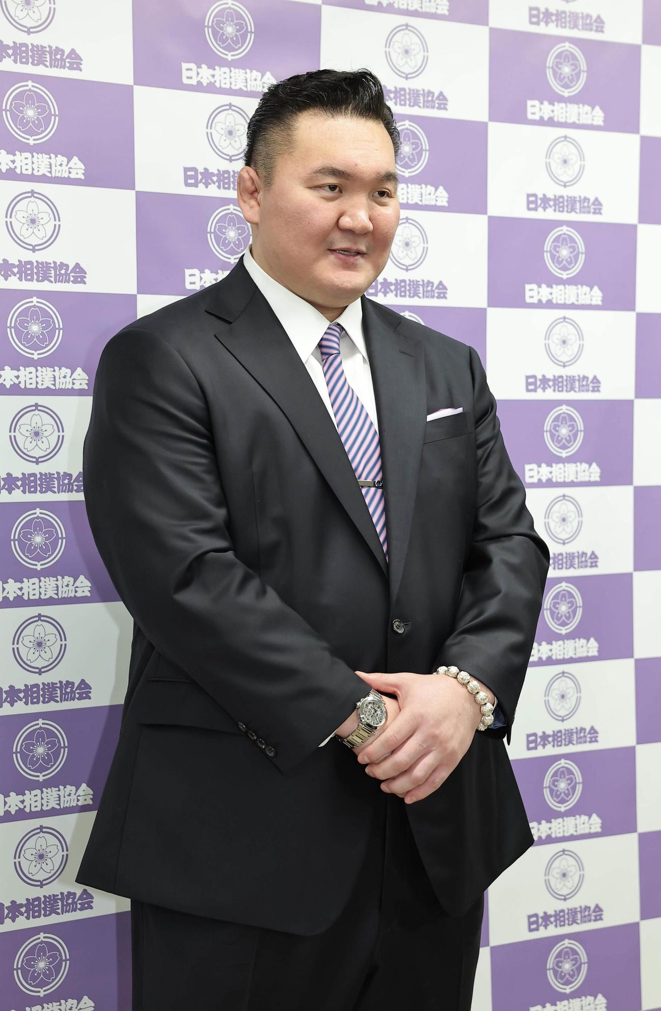 整髪を終えた宮城野親方（元横綱・白鵬）は、スーツ姿で記者クラブの部屋で取材に応じる（代表撮影）