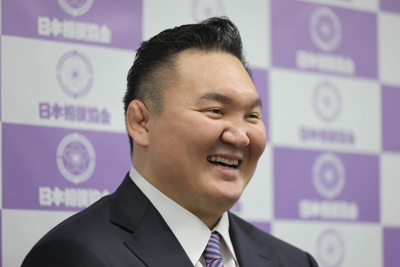 整髪を終えた宮城野親方（元横綱・白鵬）は、スーツ姿で記者クラブの部屋で取材に応じた（代表撮影）