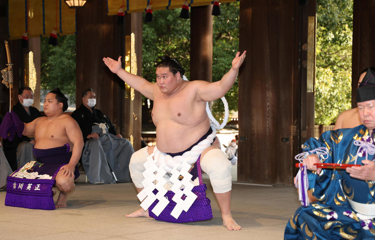 明治神宮で奉納土俵入りを披露した横綱照ノ富士。左は太刀持ちの翠富士（代表撮影）