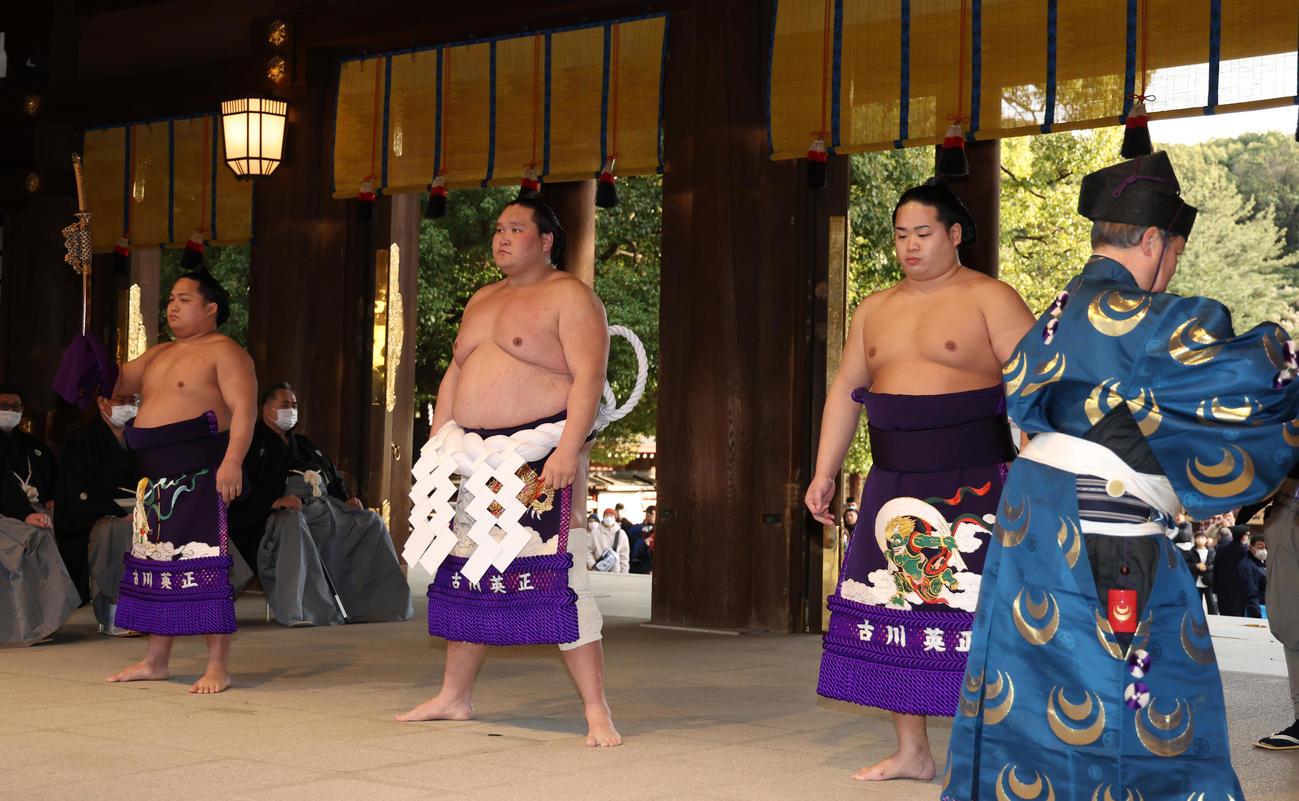 明治神宮で奉納土俵入りを披露した横綱照ノ富士。左は太刀持ちの翠富士、右は露払いの錦富士（代表撮影）