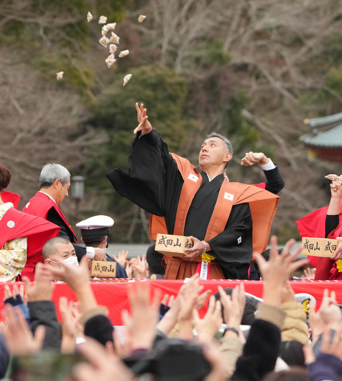 成田山の節分会で豆まきをする市川團十郎（撮影・菅敏）