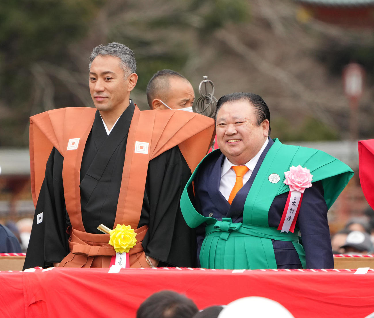 成田山の節分会で豆まきを終え、笑顔を見せる市川團十郎と木村清社長（撮影・菅敏）
