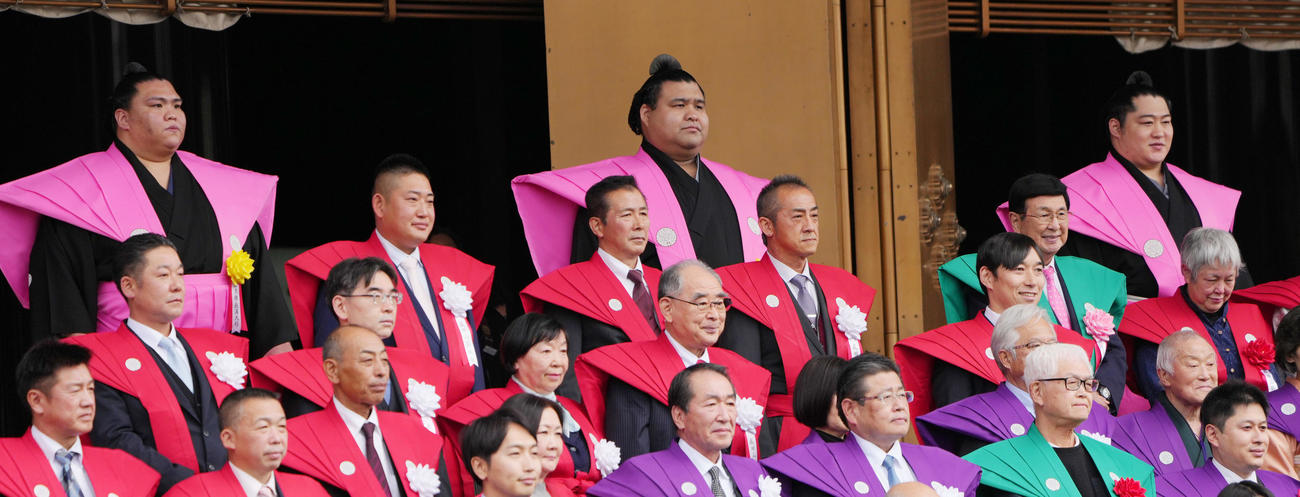 成田山の節分会で記念写真に納まる、後列左から御嶽海、高安、遠藤（撮影・菅敏）