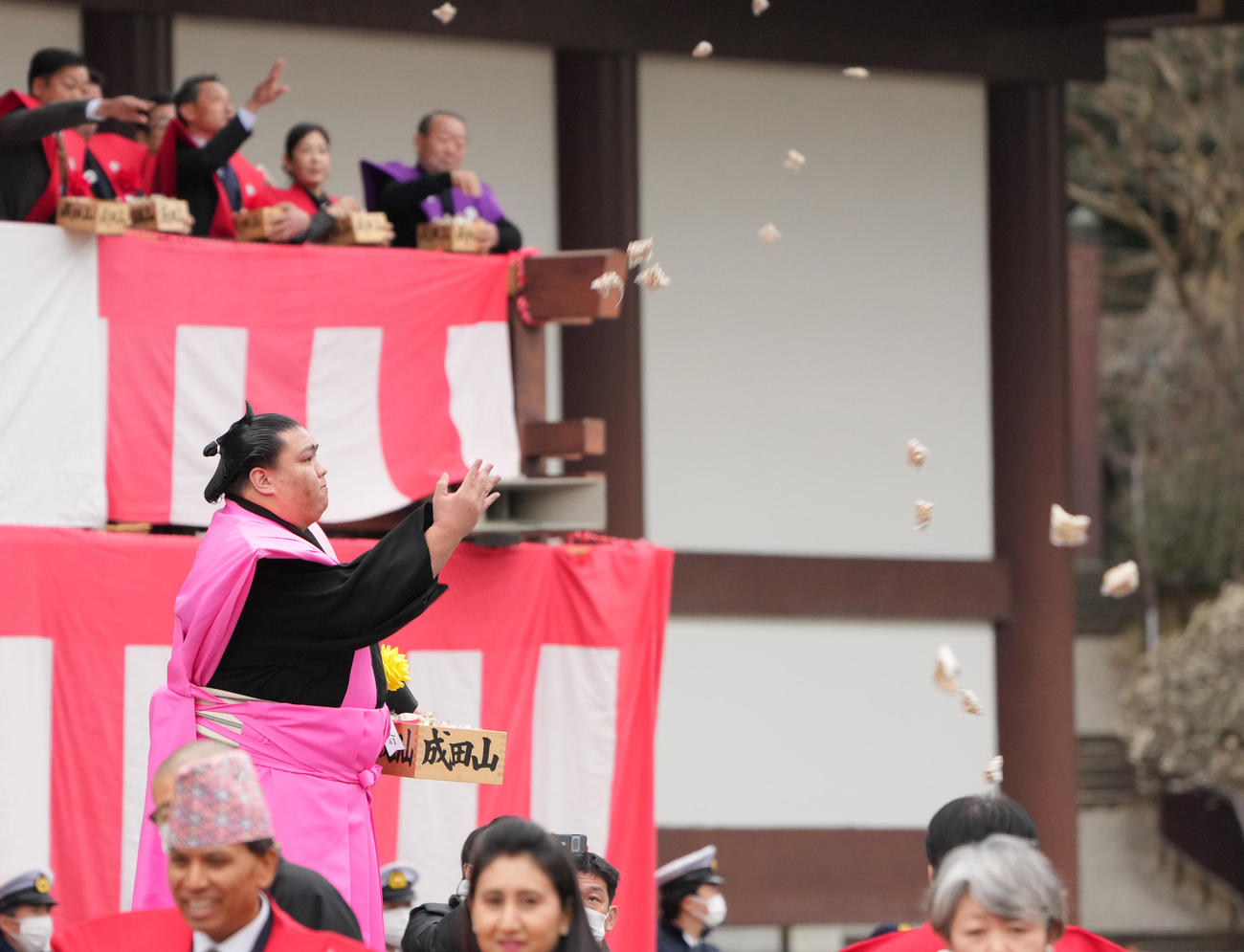 成田山の節分会で豆まきをする御嶽海（撮影・菅敏）