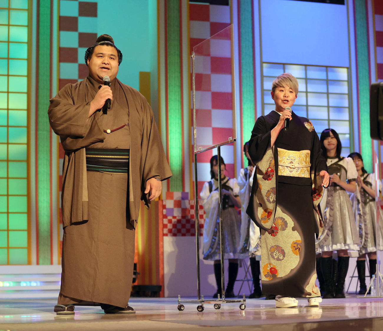 NHK福祉大相撲の「お楽しみ歌くらべ」のコーナーで、デュエットを披露した高安（左）と島津亜矢（代表撮影）