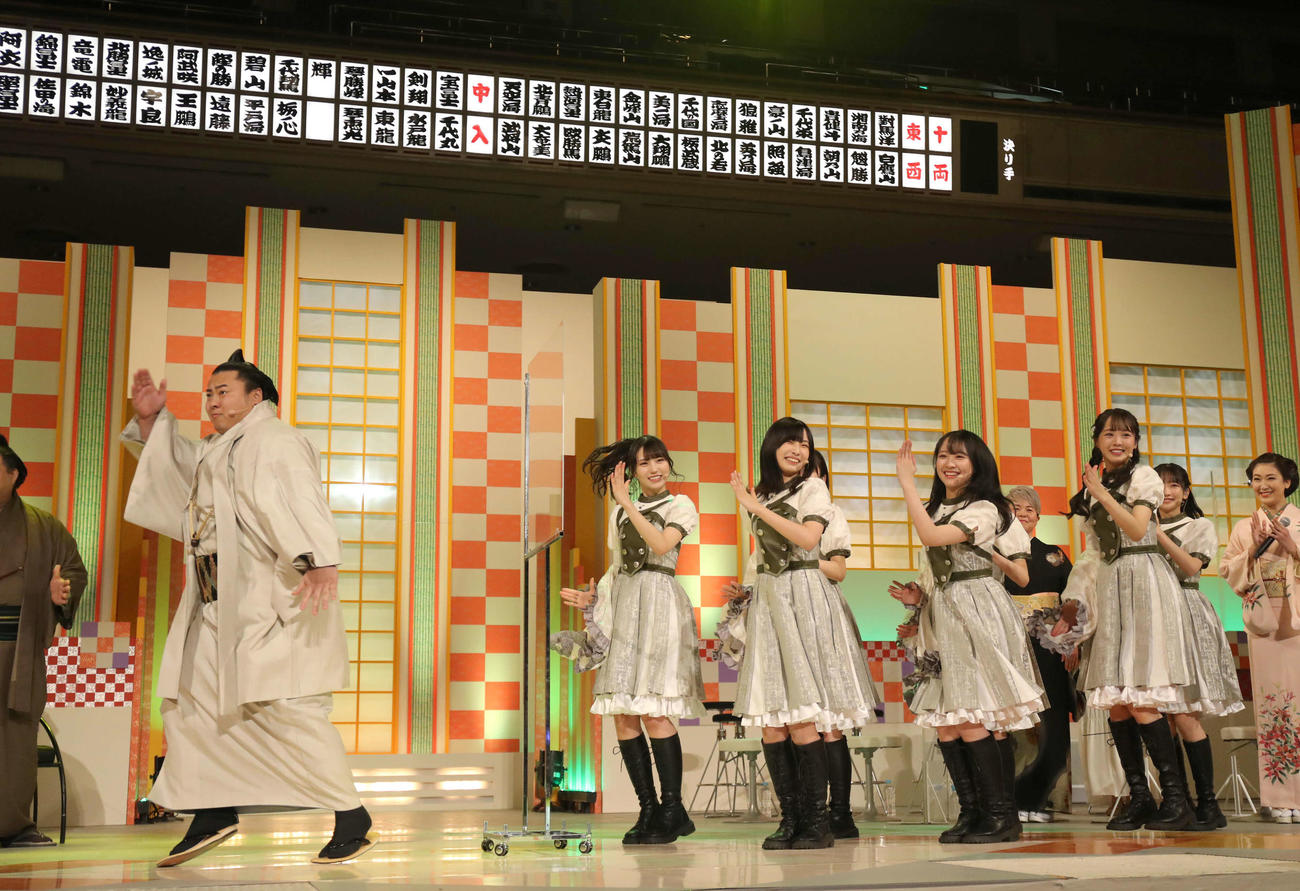 NHK福祉大相撲の「お楽しみ歌くらべ」コーナーで、STU48のメンバーと一緒に軽快なダンスを披露した翔猿（左）（代表撮影）