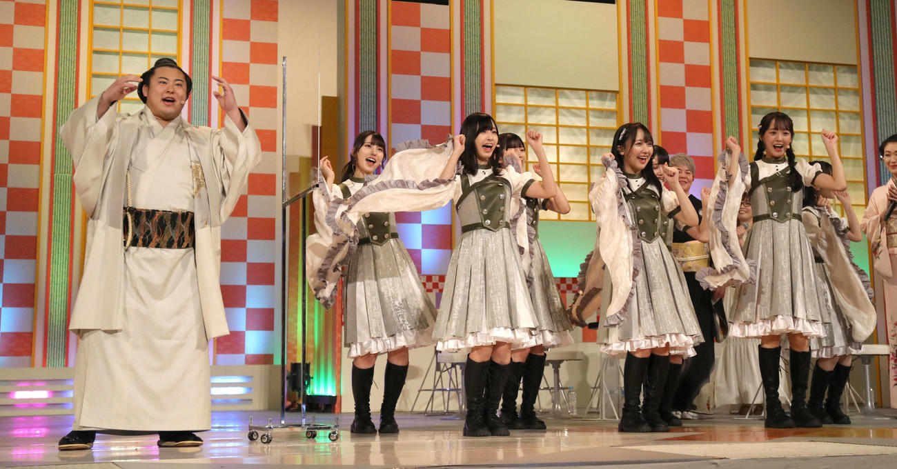 NHK福祉大相撲の「お楽しみ歌くらべ」コーナーで、STU48のメンバーと一緒に軽快なダンスを披露した翔猿（左）（代表撮影）