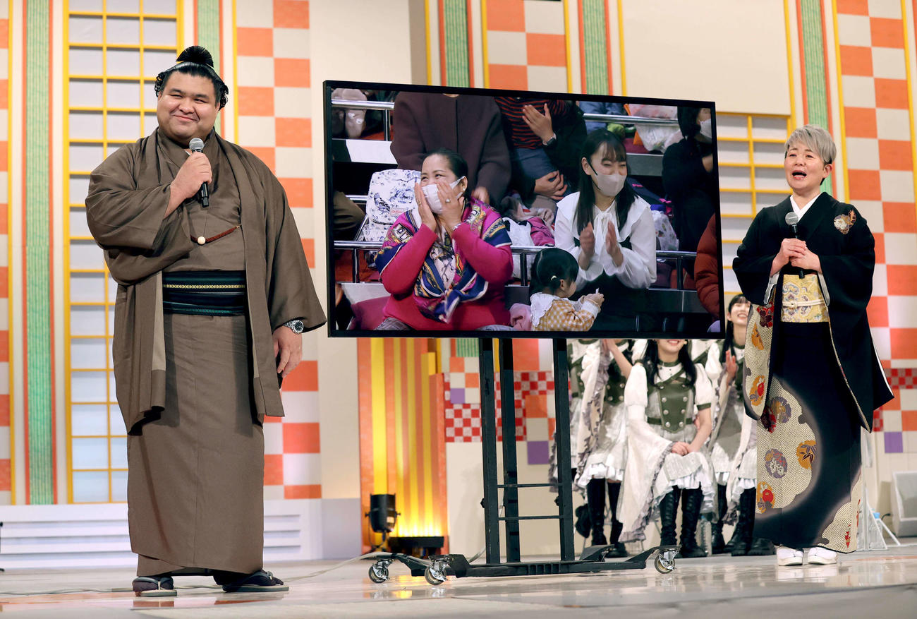 NHK福祉大相撲で高安（左）は来場している妻の歌手・杜このみさん（モニター右）と母ビビリタさん（モニター左）に向けて笑顔で声をかける。右端は島津亜矢（代表撮影）