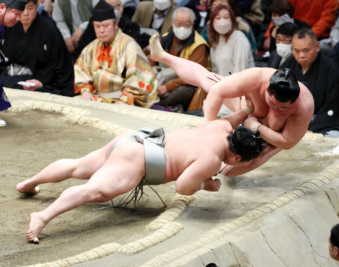 大相撲初場所14日目　若隆景に押し倒しで破れる正代（右）（2023年1月21日撮影）